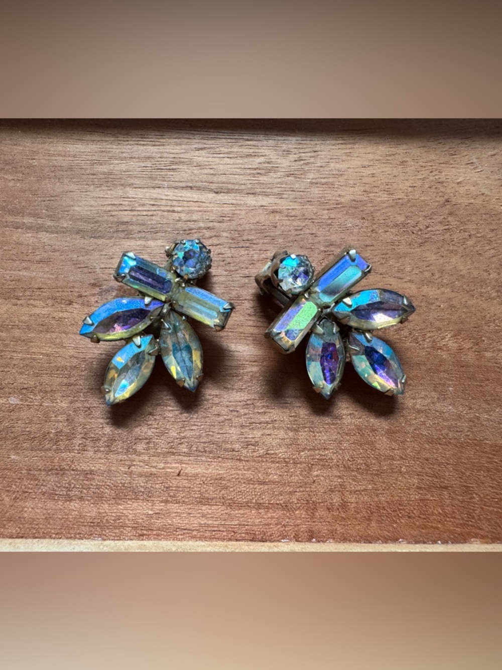 Vintage Weiss Clip-On Earrings - Iridescent